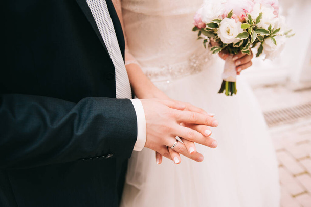 bride and groom holding hands - Φωτογραφία, εικόνα