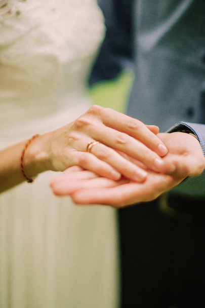 bride and groom holding hands - Zdjęcie, obraz
