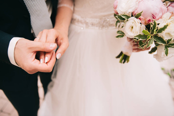 bride and groom holding hands - Zdjęcie, obraz
