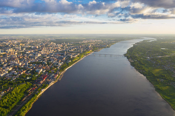 Perm, uma grande cidade dos Urais, a capital do Território de Perm a partir de uma visão de pássaro, fotografia drone. - Foto, Imagem