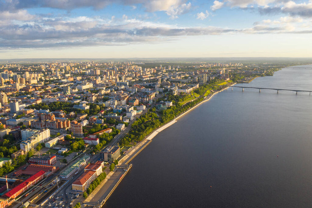 Perm, μια μεγάλη πόλη των Ουραλίων, η πρωτεύουσα της περιοχής Perm από την οπτική γωνία ενός πουλιού, drone φωτογραφία. - Φωτογραφία, εικόνα