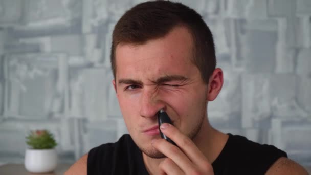 el hombre se afeita el pelo de la nariz - Imágenes, Vídeo