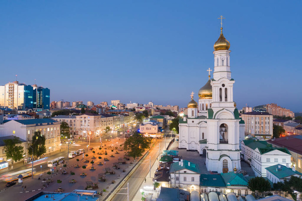 ROSTOV-ON-DON, RUSSIA - SETTEMBRE 2020: Veduta panoramica della parte centrale di Rostov-on-Don. Mercato Centrale, Cattedrale della Natività della Beata Vergine, veduta aerea drone - Foto, immagini