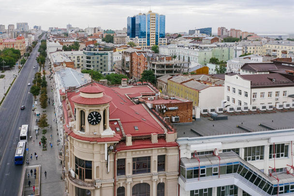 ROSTOV-ON-DON, RÚSSIA - SETEMBRO 2020: O edifício da Loja Universal Central no cruzamento da Avenida Budennovsky e Bolshaya Sadovaya, relógio na torre e uma vista panorâmica de Rostov-on-Don - Foto, Imagem