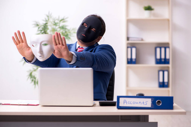 偽善コンセプトのマスクを持つ男性従業員 - 写真・画像