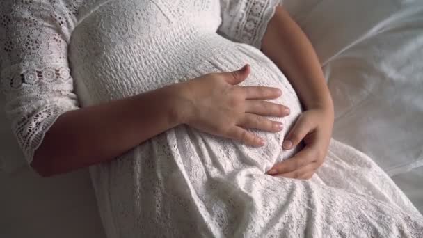 Mutlu hamile bir kadın ve evde bebek bekliyor.. - Video, Çekim