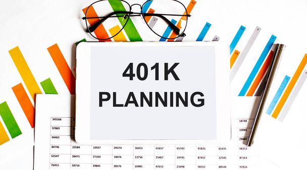 O comprimido com 401k planejamento no gráfico com caneta e óculos - Foto, Imagem
