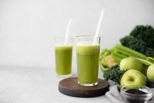 freshly squeezed celery and green apple juice in tall glasses - Foto, imagen