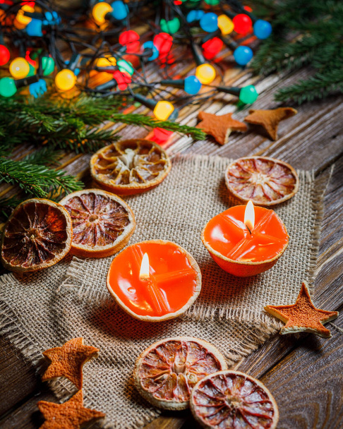 velas de Navidad y naranjas secas sobre fondo de madera - Foto, Imagen
