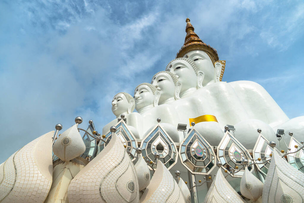 5 συνεδρίαση αγάλματα Buddha στην Khao Kho λόφο το όμορφο ορόσημο και διάσημο στην Ταϊλάνδη - Φωτογραφία, εικόνα