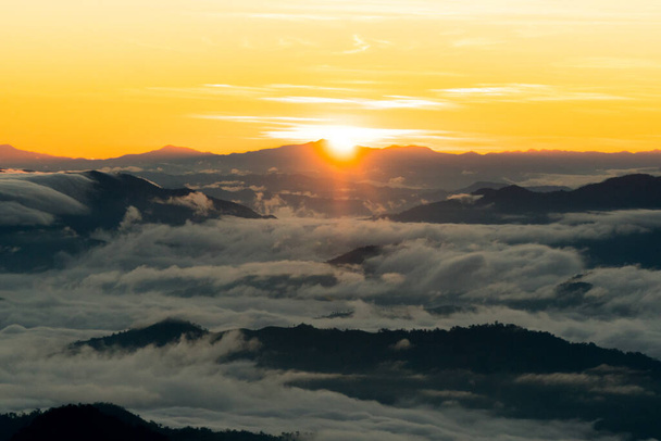 タイ・チェンマイのプチ・ファ山岳地帯と国立森林公園の日の出と霧の海. - 写真・画像