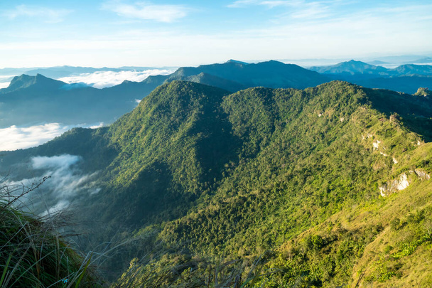 nascer do sol e mar de nevoeiro vista sobre phu chi fa área de montanha e parque florestal nacional em chiang rai, Tailândia. - Foto, Imagem