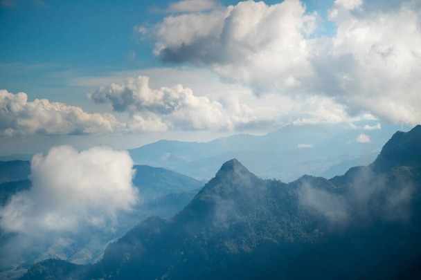 τοπίο βουνοκορφή και σύννεφο - Φωτογραφία, εικόνα