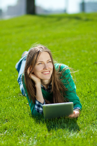 junge Frau mit Tablet im Freien - Foto, Bild