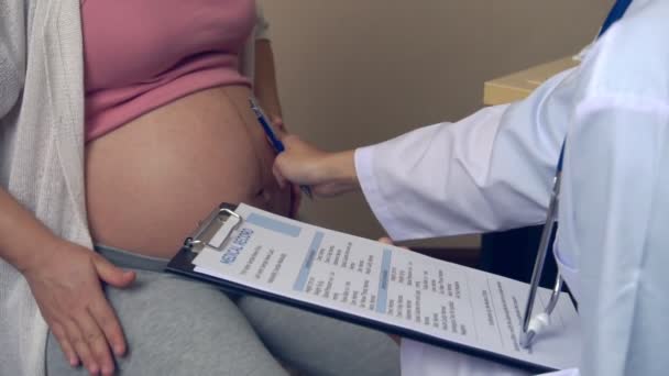 Mujer embarazada y médico ginecólogo en el hospital - Imágenes, Vídeo