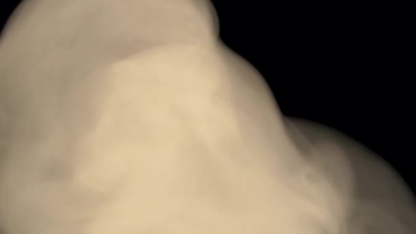 Bézs köd fekete háttérrel. Felvétel. A füst textúrája. Örvénylik a füst forgószelében. Gőz, absztrakt minta. Egyenlítő hatás, alkímia. Lélegzetelállító. Veszélyes gáz. Bevezetés, outro - Felvétel, videó