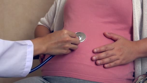 Donna incinta e ginecologo medico presso l'ospedale - Filmati, video
