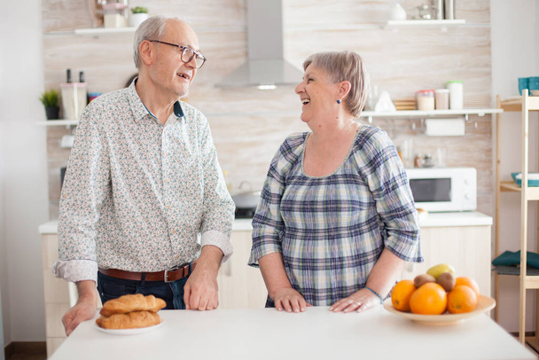Oudere echtparen glimlachen naar elkaar - Foto, afbeelding