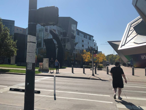 Denver, Kolorado, Stany Zjednoczone, 10 października 2020: Ludzie spacerujący w pobliżu Denver Art Museum w Kolorado, Stany Zjednoczone Ameryki - Zdjęcie, obraz
