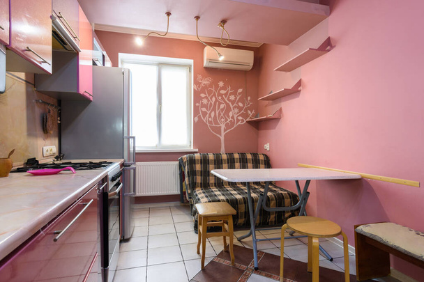 Moderne mooie bewoonbare keuken van een klein appartement - Foto, afbeelding