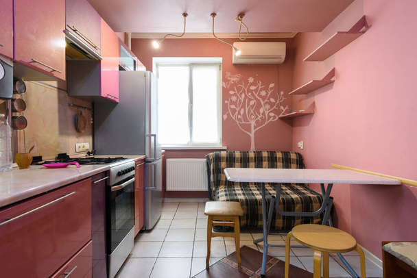 Interessante keuken in een klein studio appartement - Foto, afbeelding