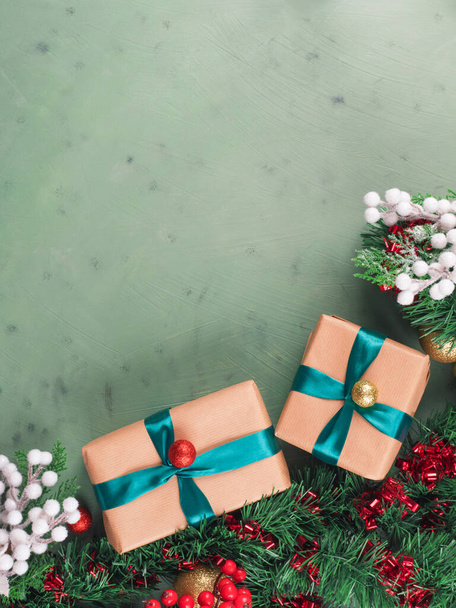 Fondo verde navideño con regalos - Foto, Imagen