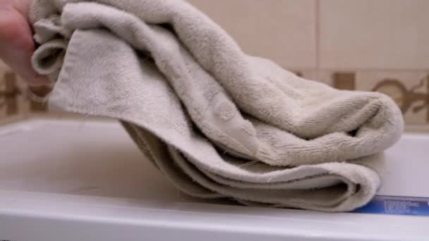 Colocando pilha de branco fresco e toalhas de banho de cor na máquina de lavar roupa - Filmagem, Vídeo