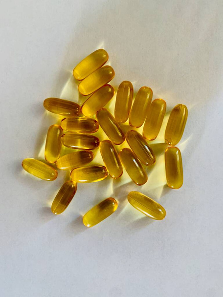 Kabeljauleberöl Omega-3-Gel-Kapseln isoliert auf weißem Hintergrund - Foto, Bild