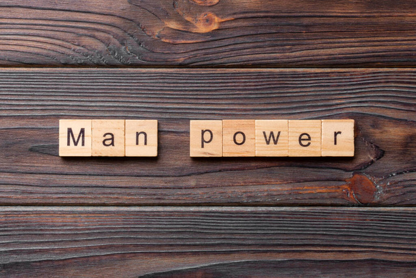 Man Power woord geschreven op hout blok. Man Power tekst op cement tafel voor uw desing, concept. - Foto, afbeelding