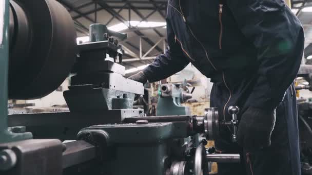 Älykäs tehtaan työntekijä, joka käyttää konetta tehdastyöpajassa - Materiaali, video