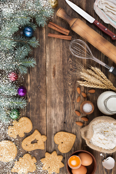 Vánoce pečení pozadí kulinářské pozadí s kořením a vánoční zimní přísady pro pečení na vinobraní dřevěný stůl. Horní pohled s mezerou pro kopírování. - Fotografie, Obrázek