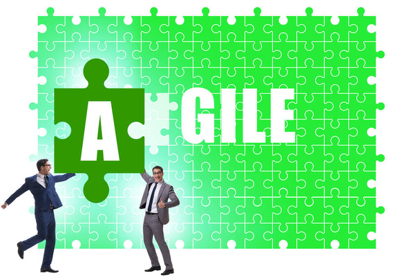 Concept agile avec homme d'affaires mettant puzzle ensemble - Photo, image