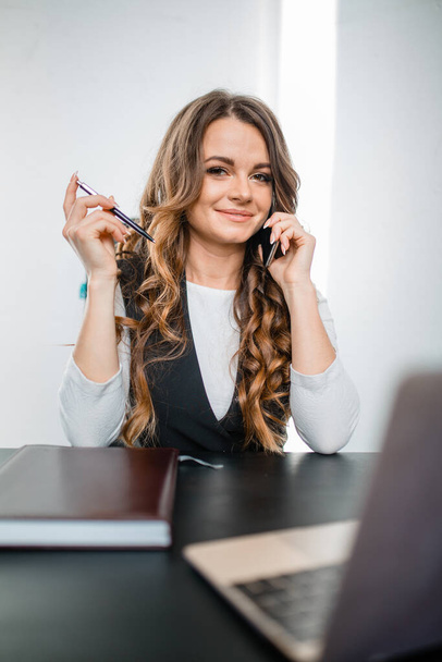 Caucasian girl talking on the phone in the office - Fotoğraf, Görsel