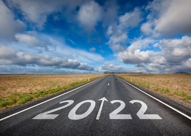 Rijden op idyllische open weg voorwaarts naar 2022 nieuwjaar. Concept voor succes en toekomst. - Foto, afbeelding
