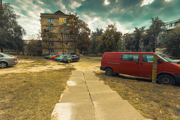 街の風景旧車の歩道、ソ連後の状態、建築のヨーロッパの都市に立つ - 写真・画像
