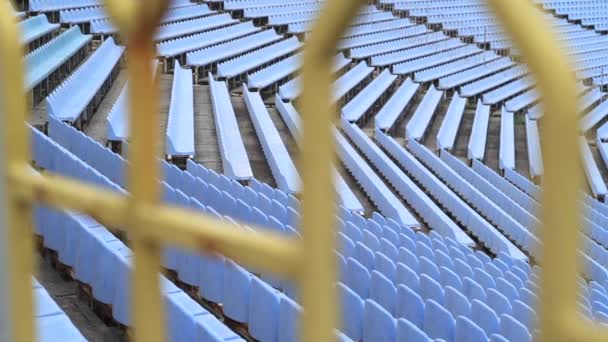 Linhas vazias e assentos do estádio. Assentos de plástico azul no estádio sem espectadores e fãs  - Filmagem, Vídeo