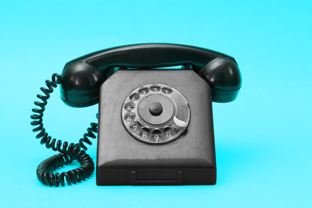 Un teléfono de línea vintage de los años 80 en colores vivos abstractos. Arte de teléfono fijo de estilo retro. - Foto, Imagen