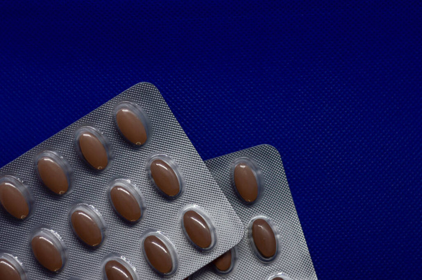 Vue de dessus sur les pilules dans l'emballage. Médicaments, analgésiques, comprimés. Médicament - Photo, image