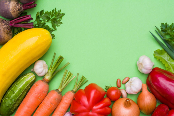 Friss érett organikus zöldségek egy világoszöld backgroun - Fotó, kép
