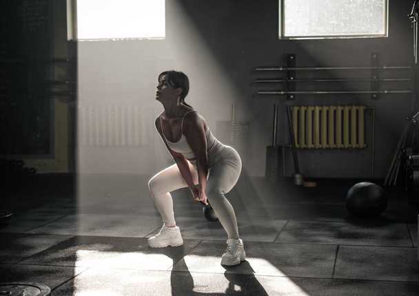 Poids féminin d'utilisation d'athlète pour le squat . - Photo, image