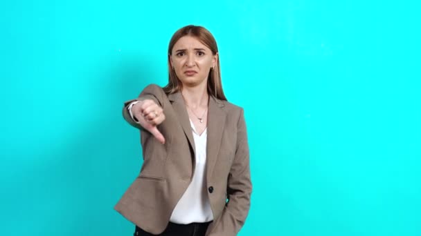 Недовольная женщина, расстроенная, в деловом костюме, показывающая жест с опущенным пальцем - Кадры, видео