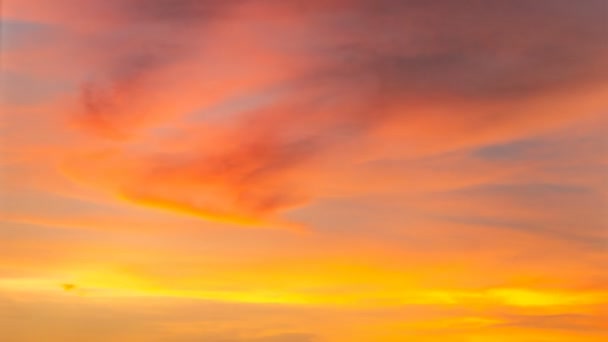 4K Time lapse tramonto alba e bella tempesta crepuscolo soffice cielo nuvoloso blu e giallo scorre senza intoppi alla mente fantastica. Buona sera piovoso e hanno un bel concetto giornata. - Filmati, video