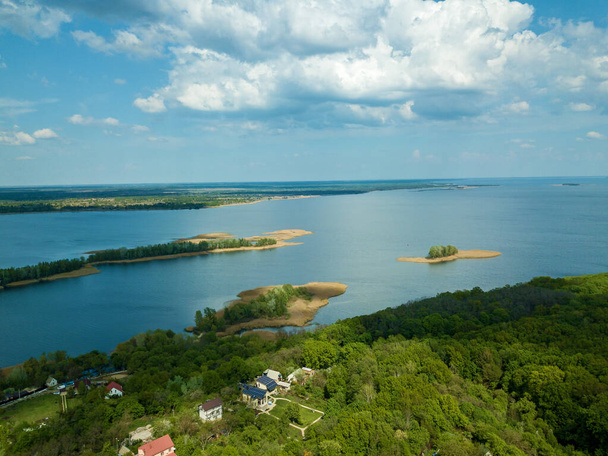 Aerial view from a drone to the Dnieper, beautiful landscapes, green islands on the river. View from the top to the Dnieper river - Foto, afbeelding