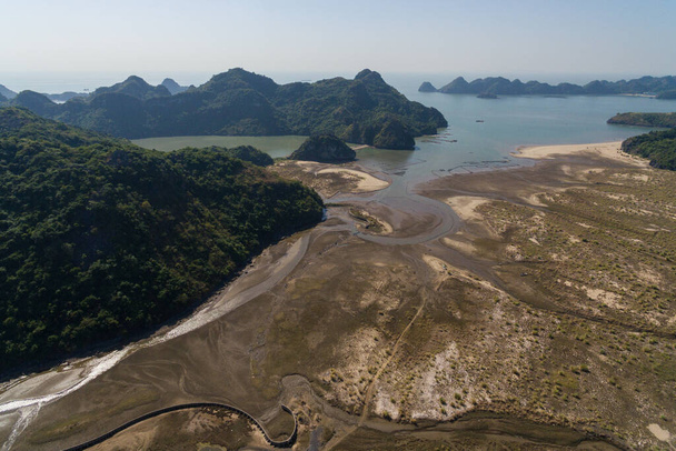 Ha Long Bay, Cat Ba Island, Vietnam, dalende draak baai Azië Luchtfoto View - Foto, afbeelding