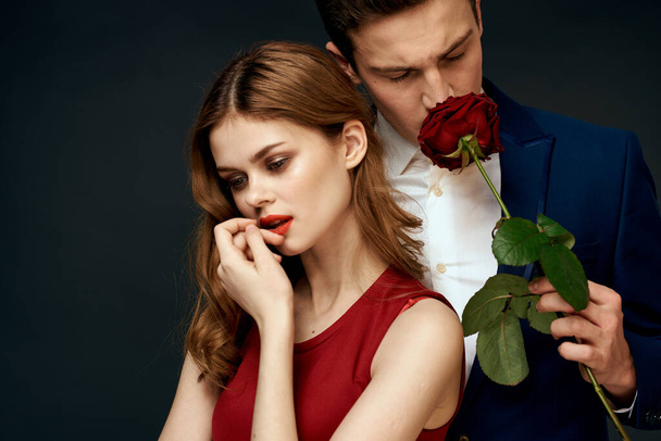 Krásný pár kouzlo objetí životní styl vztah růže luxusní tmavé pozadí - Fotografie, Obrázek