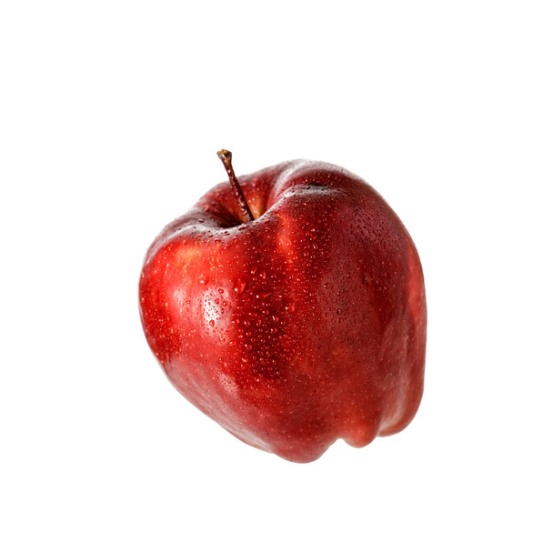 Czerwone jabłko z kroplami wody izolowane na białym tle - Zdjęcie, obraz