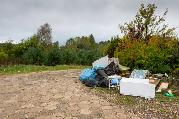 незаконная свалка мусора рядом с населенным пунктом - Фото, изображение