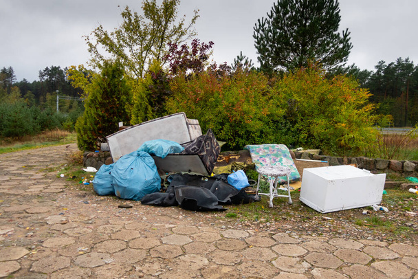 Illegale Mülldeponie neben menschlicher Siedlung - Foto, Bild