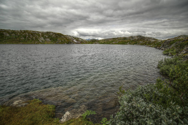 Λίμνη Kratersjon κοντά στο Bjorkliden στη σουηδική Λαπωνία. - Φωτογραφία, εικόνα
