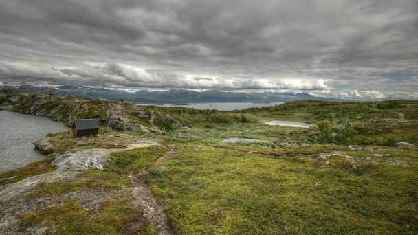 Λίμνη Kratersjon και λίμνη Tornetrask κοντά στο Bjorkliden στη σουηδική Λαπωνία. - Φωτογραφία, εικόνα